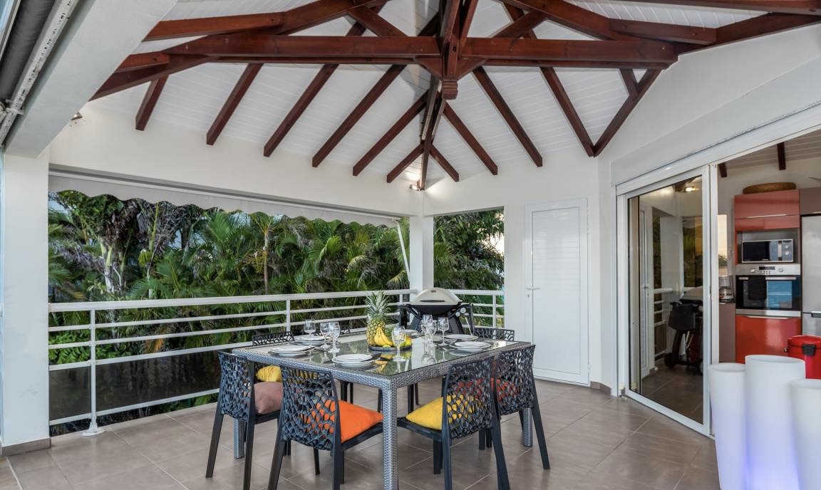 Terrasse avec barbecue et table pour six personnes