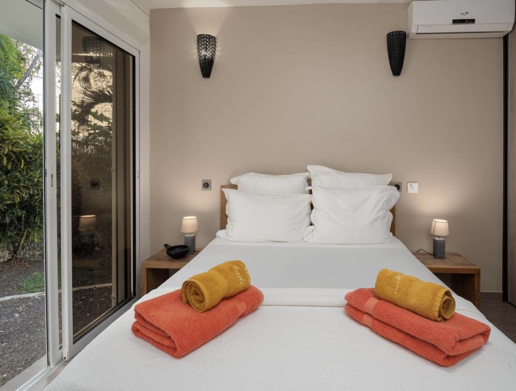 Chambre double avec linge de maison préparé et accès jardin