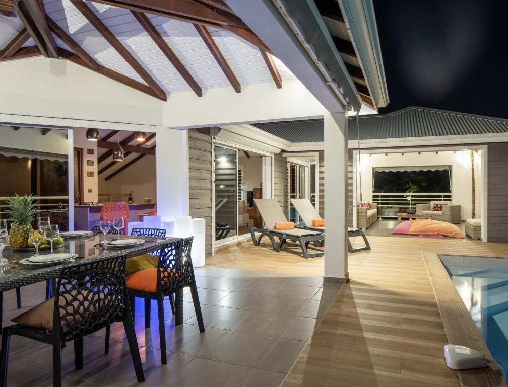 Terrasse illuminée de la Villa Aroha en soirée