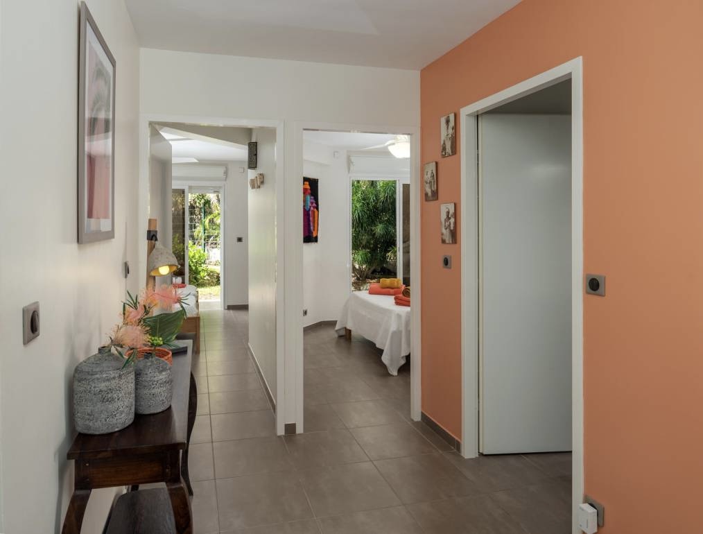 Couloir intérieur desservant les chambres de la Villa Aroha