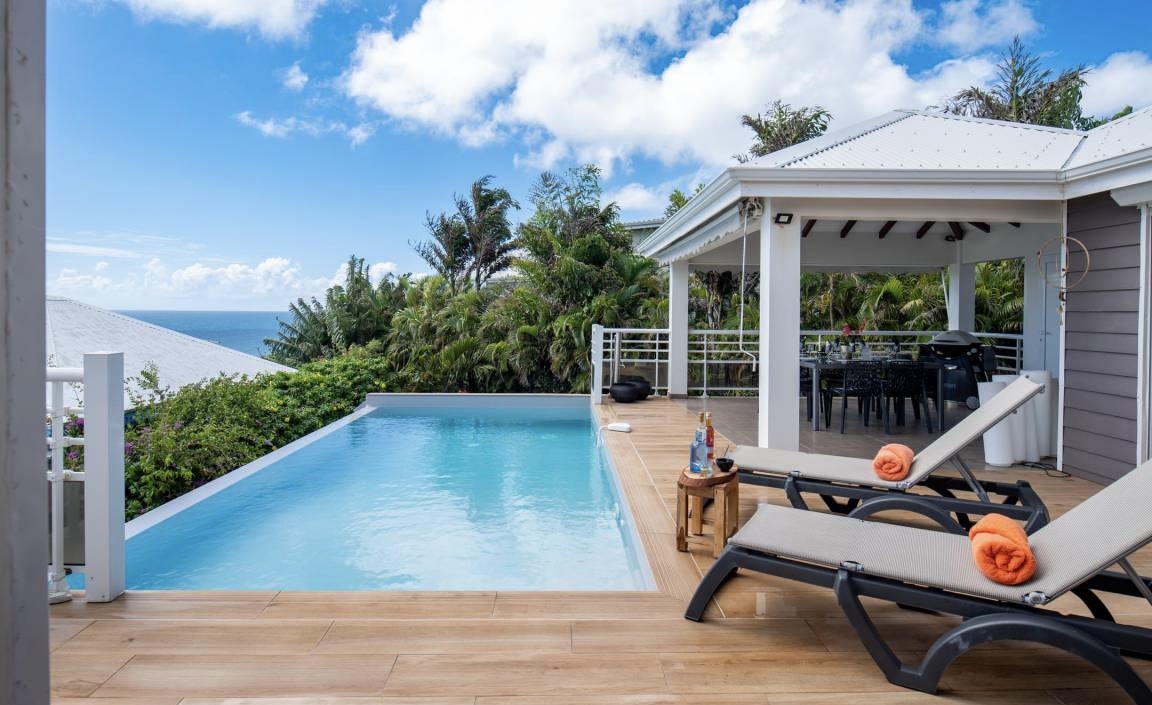 Piscine et transats au bord de la terrasse