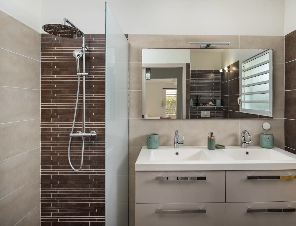 Trois salles de bain modernes