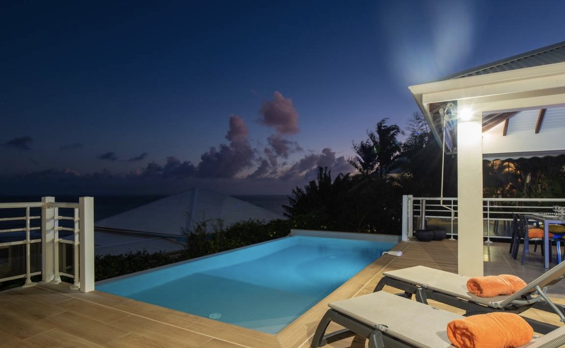 Piscine éclairée à la tombée de la nuit