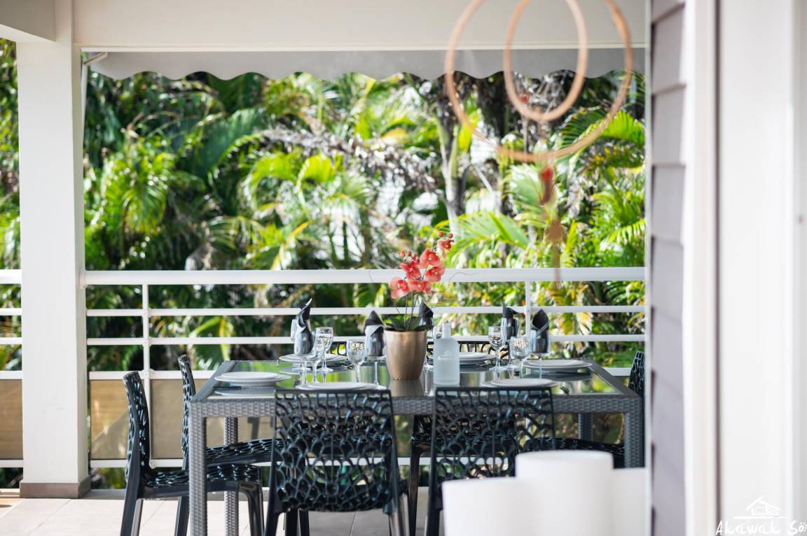 Table dressée sur la terrasse face au jardin tropical