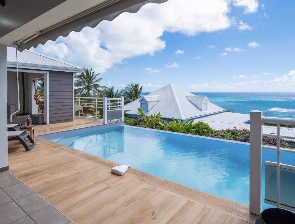 Piscine à débordement avec vue sur l'océan
